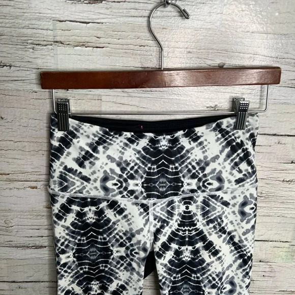 Victoria’s secret vsx knock out black  white capri athletic leggings size small - Picture 4 of 8